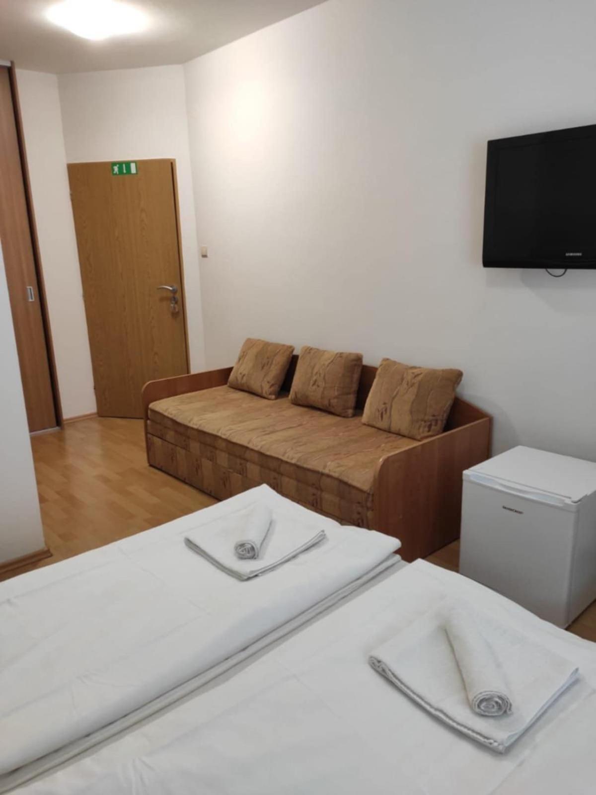 Privat Julia Hotell Vrbov Exteriör bild