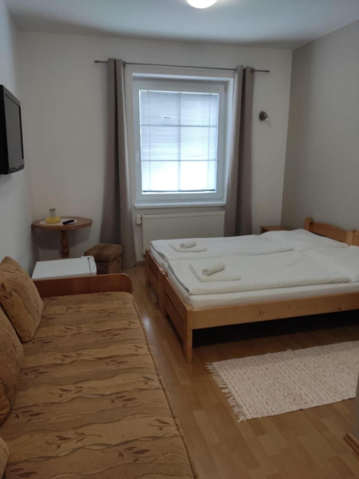 Privat Julia Hotell Vrbov Exteriör bild