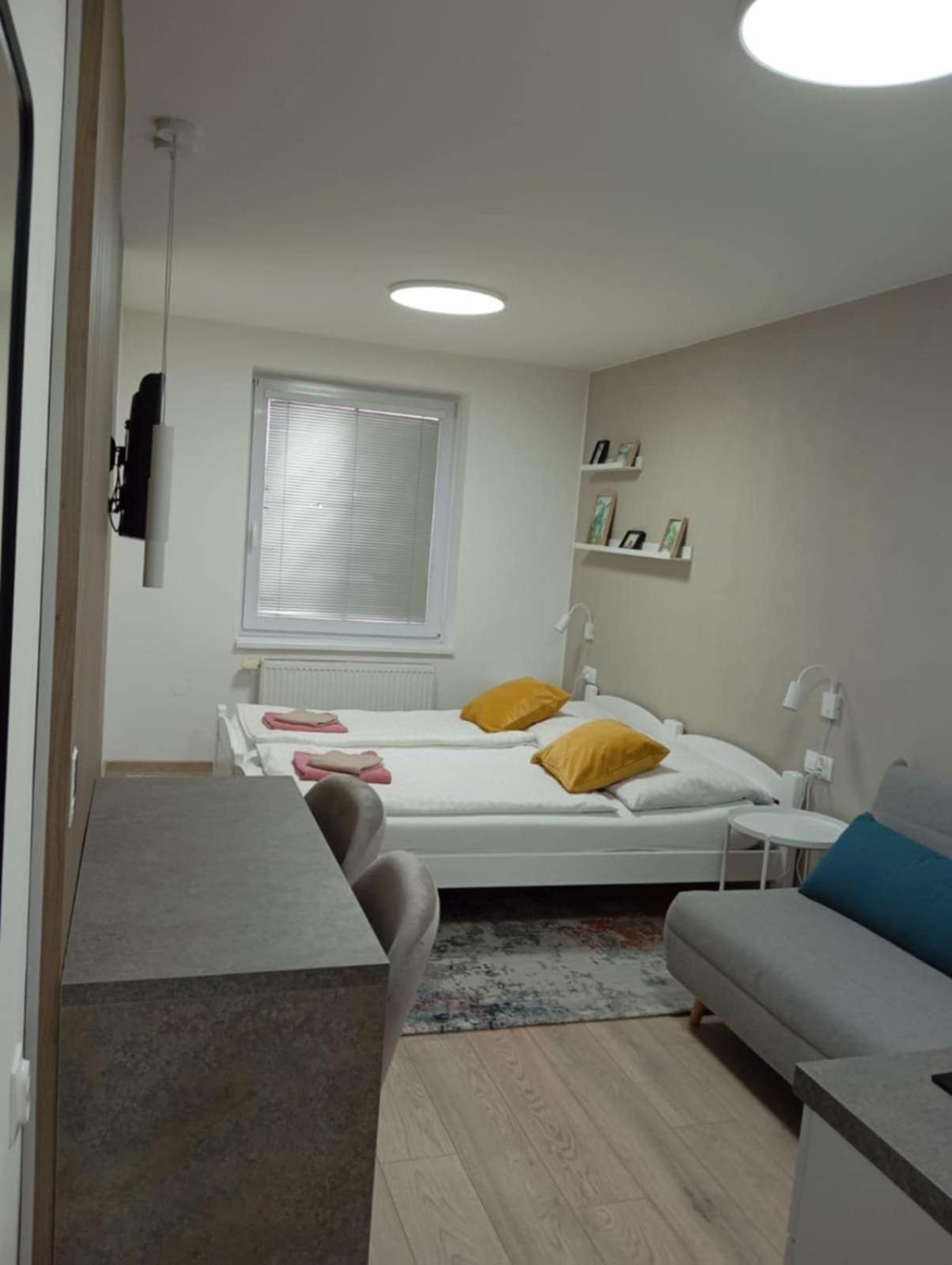 Privat Julia Hotell Vrbov Exteriör bild