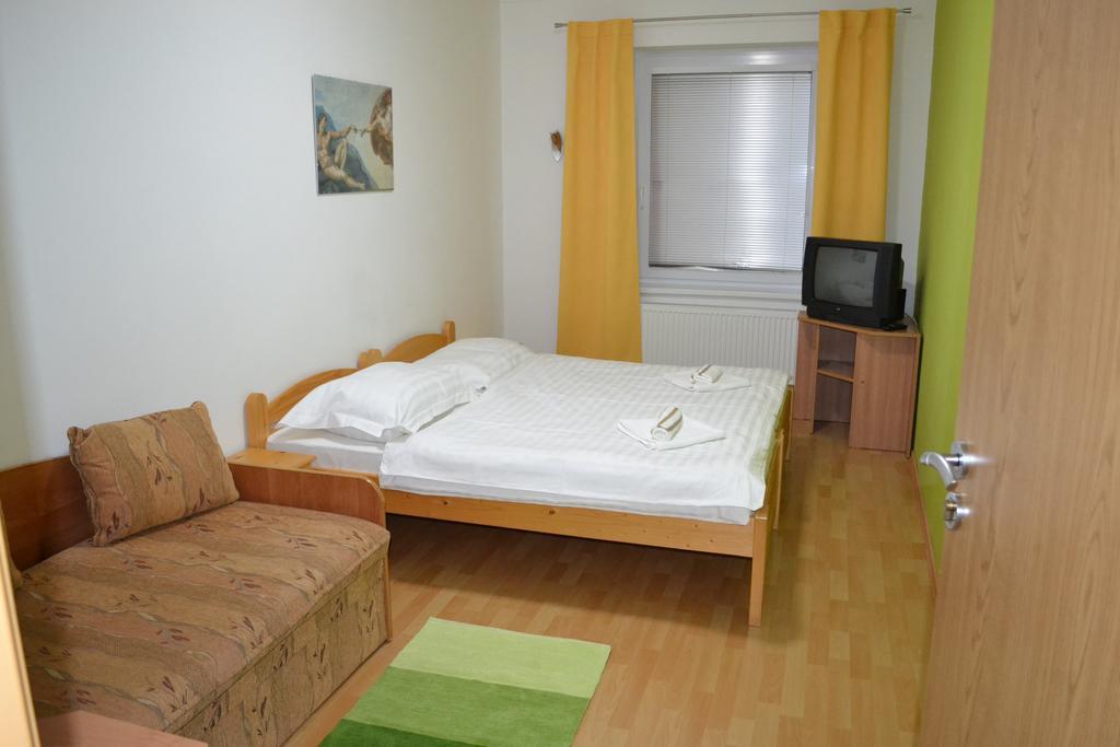 Privat Julia Hotell Vrbov Exteriör bild